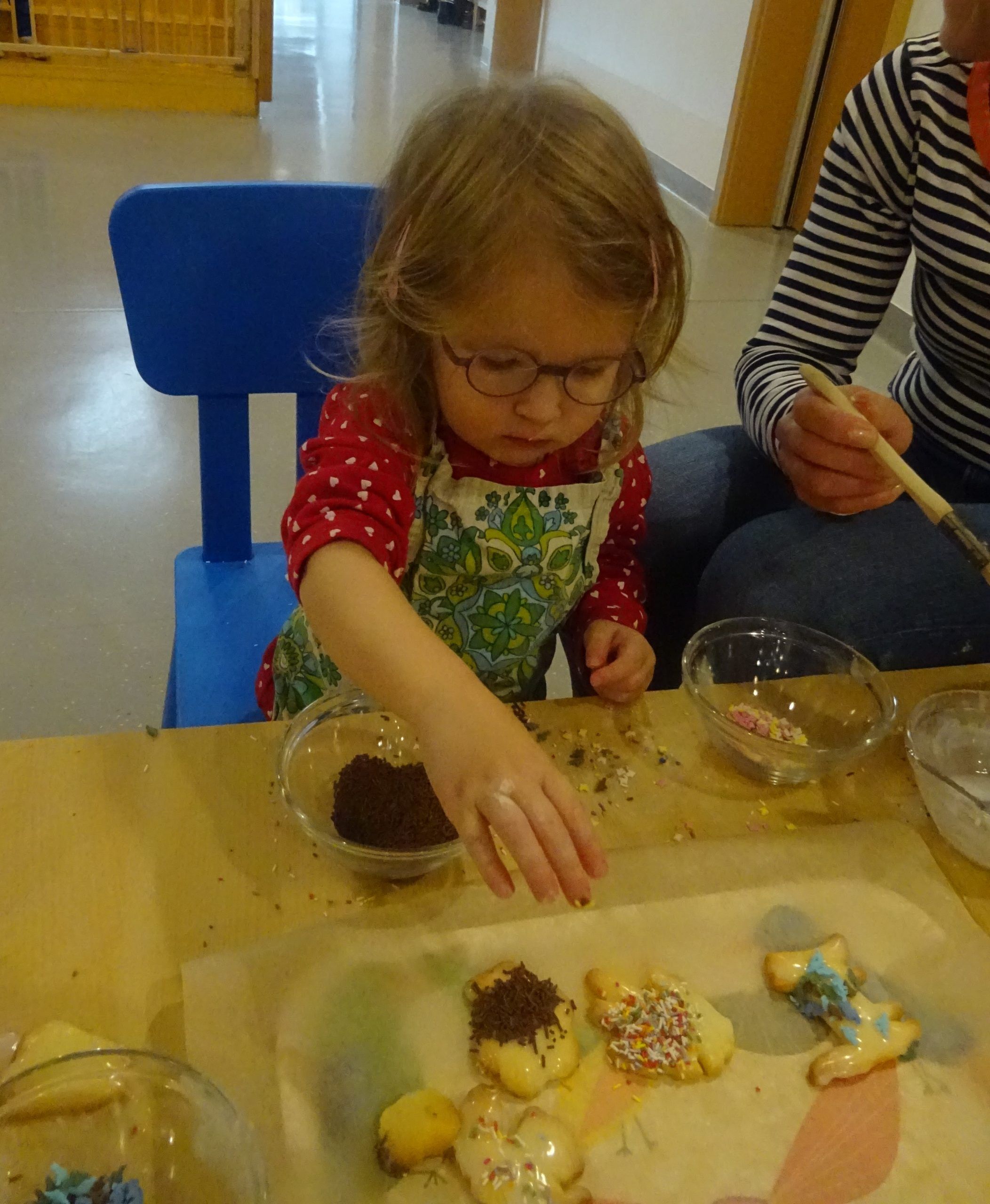 Mädchen verziert Plätzchen