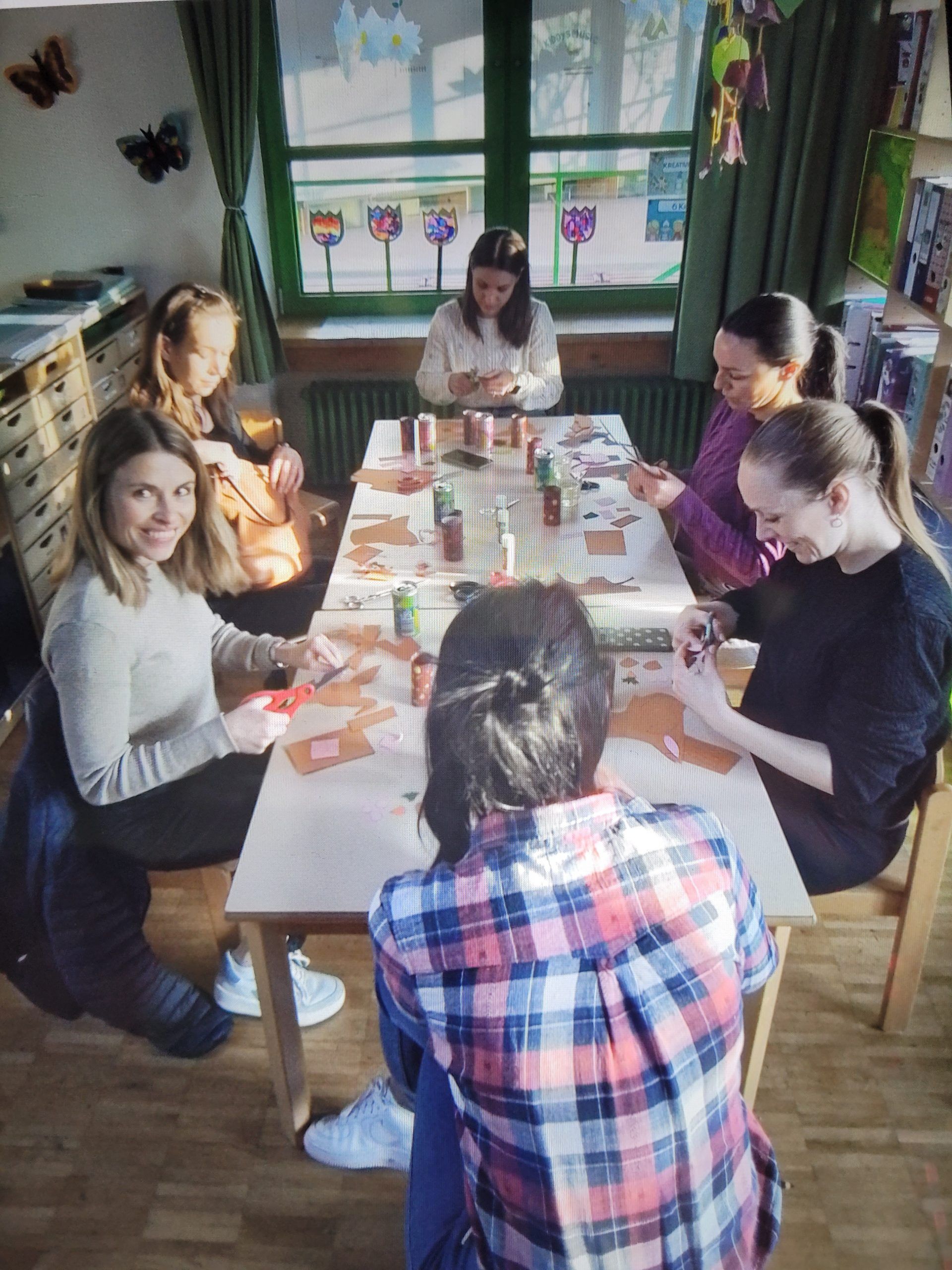 Mama sitzen an Tisch und basteln für Ostern