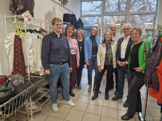 Unterschleißheim: Feierliche Wiedereröffnung der Klawotte in der Bezirksstraße 21 mit Prominenz und zufriedenen Kunden