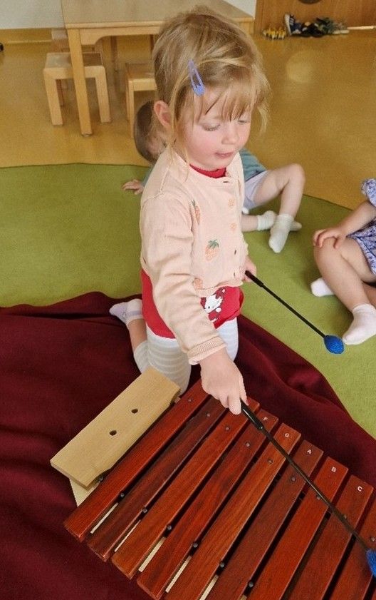 Mädchen mit Xylophon