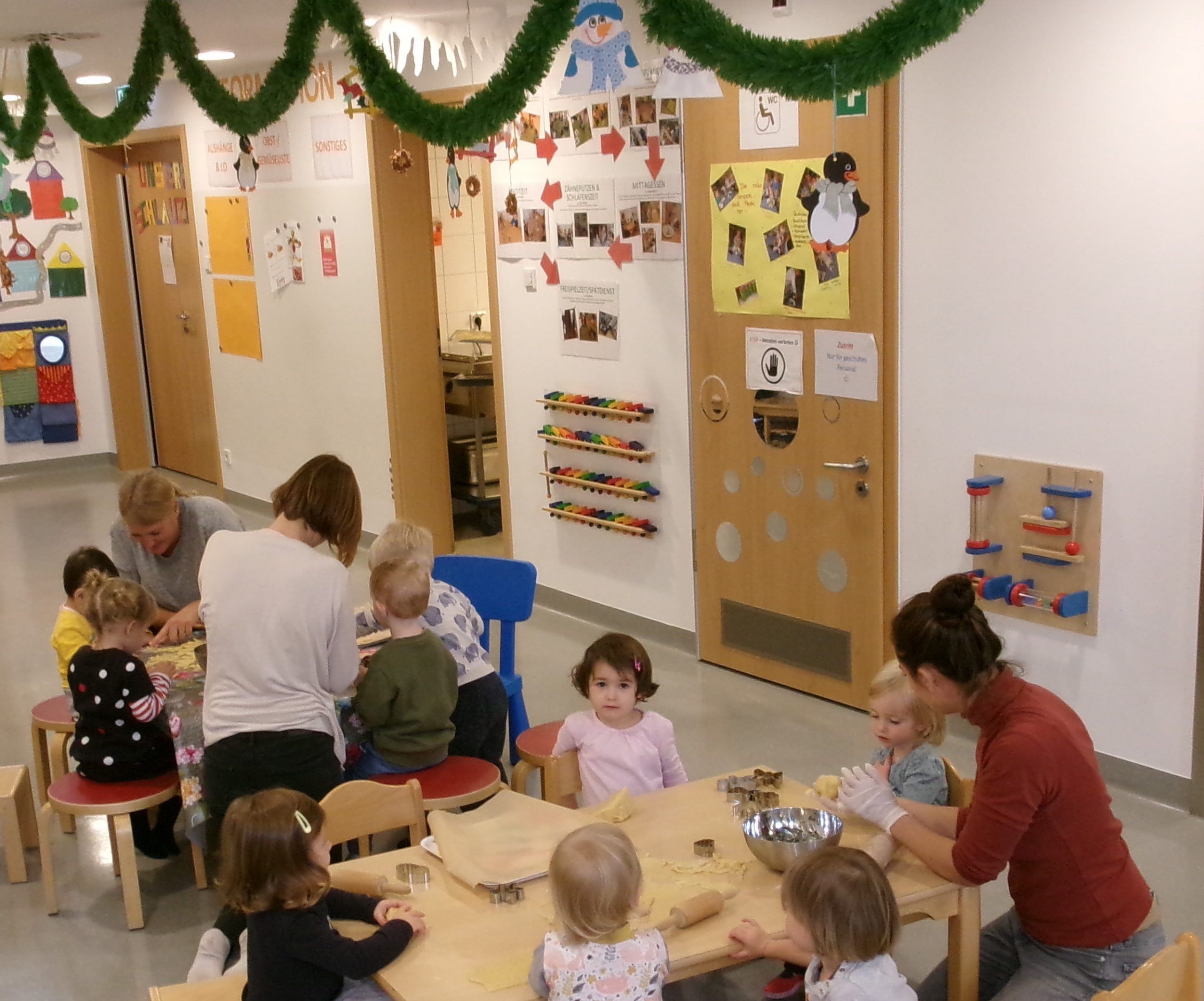 Kinder und Erzieherinnen backen zusammen