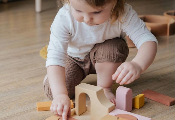 Kind spielt mit Holzklötzen