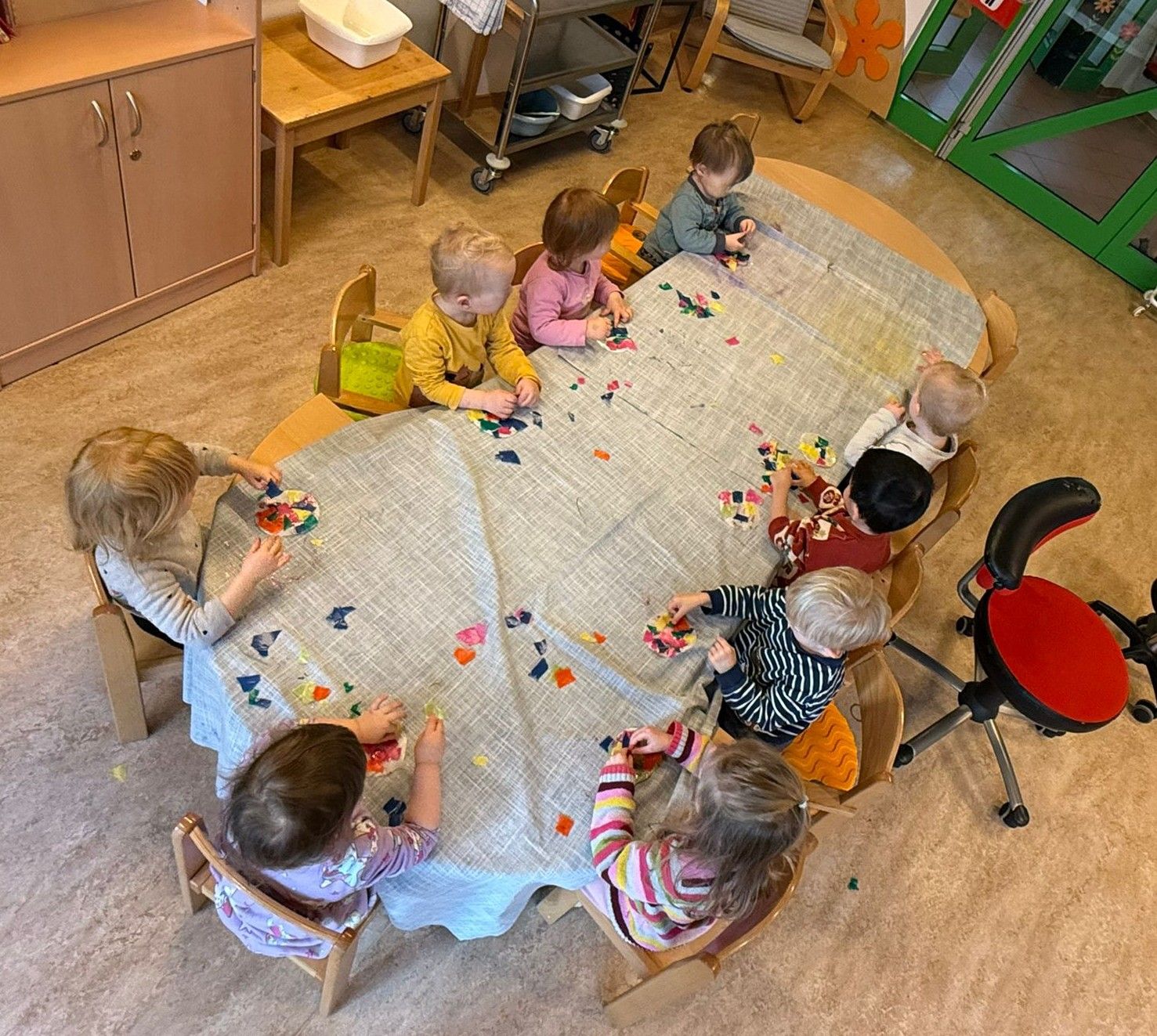Kindergruppe am Tisch beim Basteln