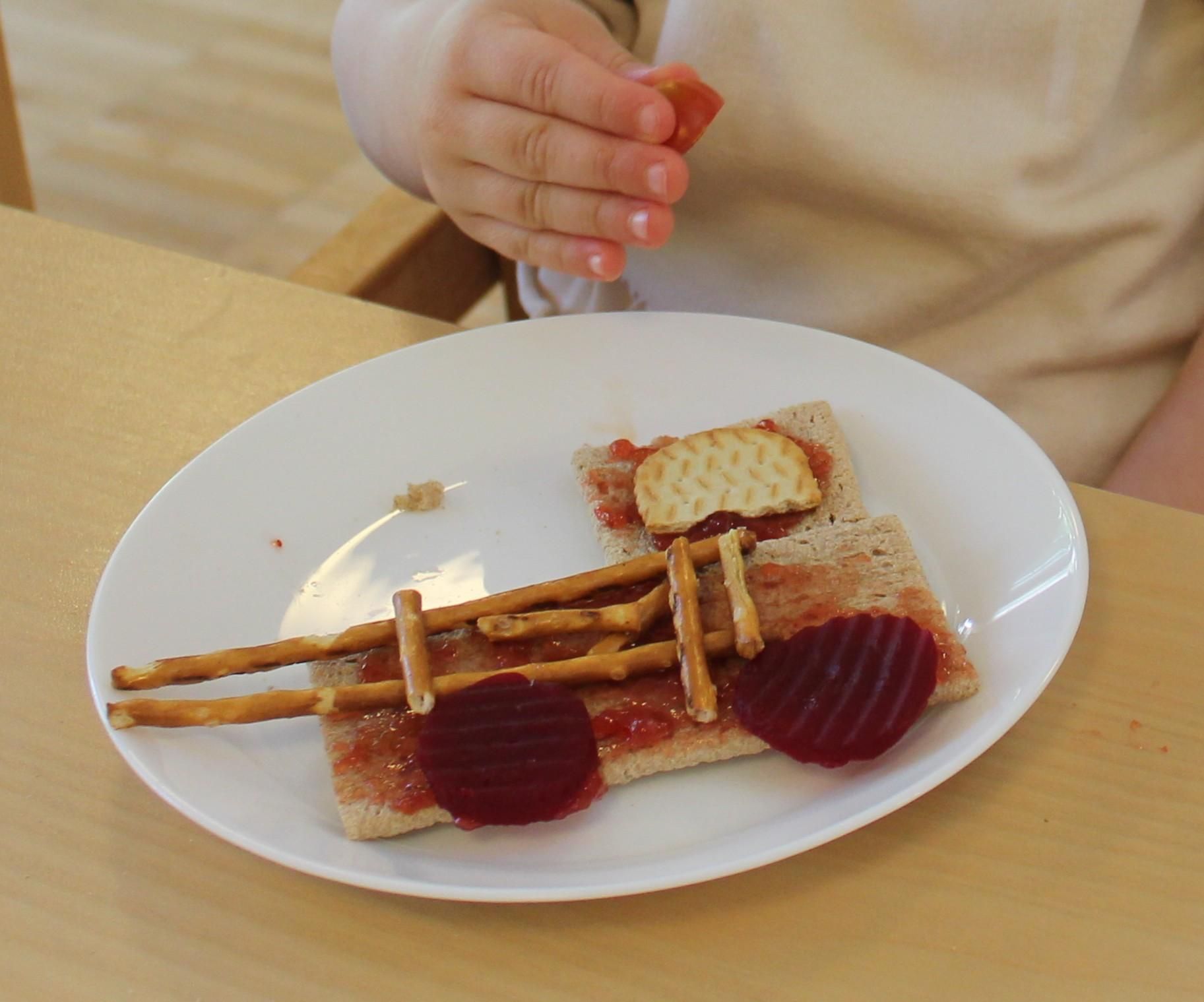 Feuerwehrfahrzeug aus Lebensmitteln