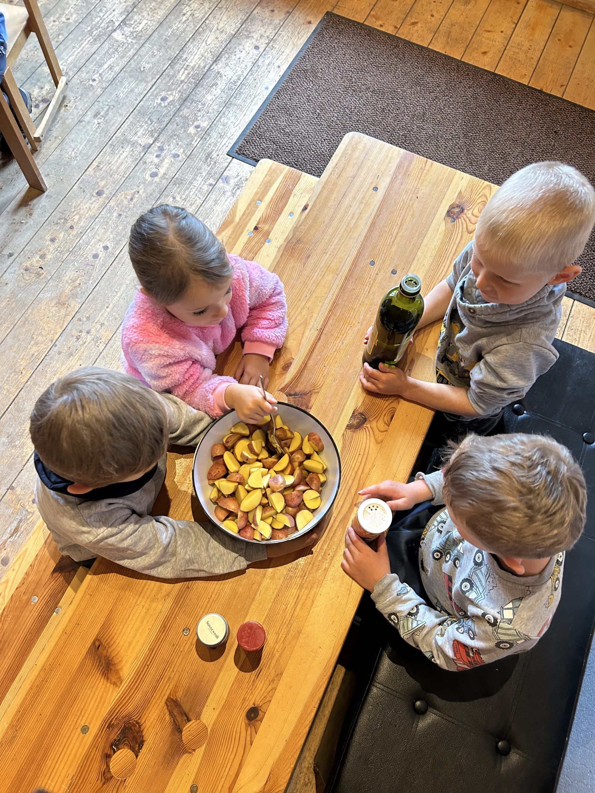 Kinder würzen Kartoffeln