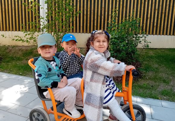 Kinder fahren mit Dreirad