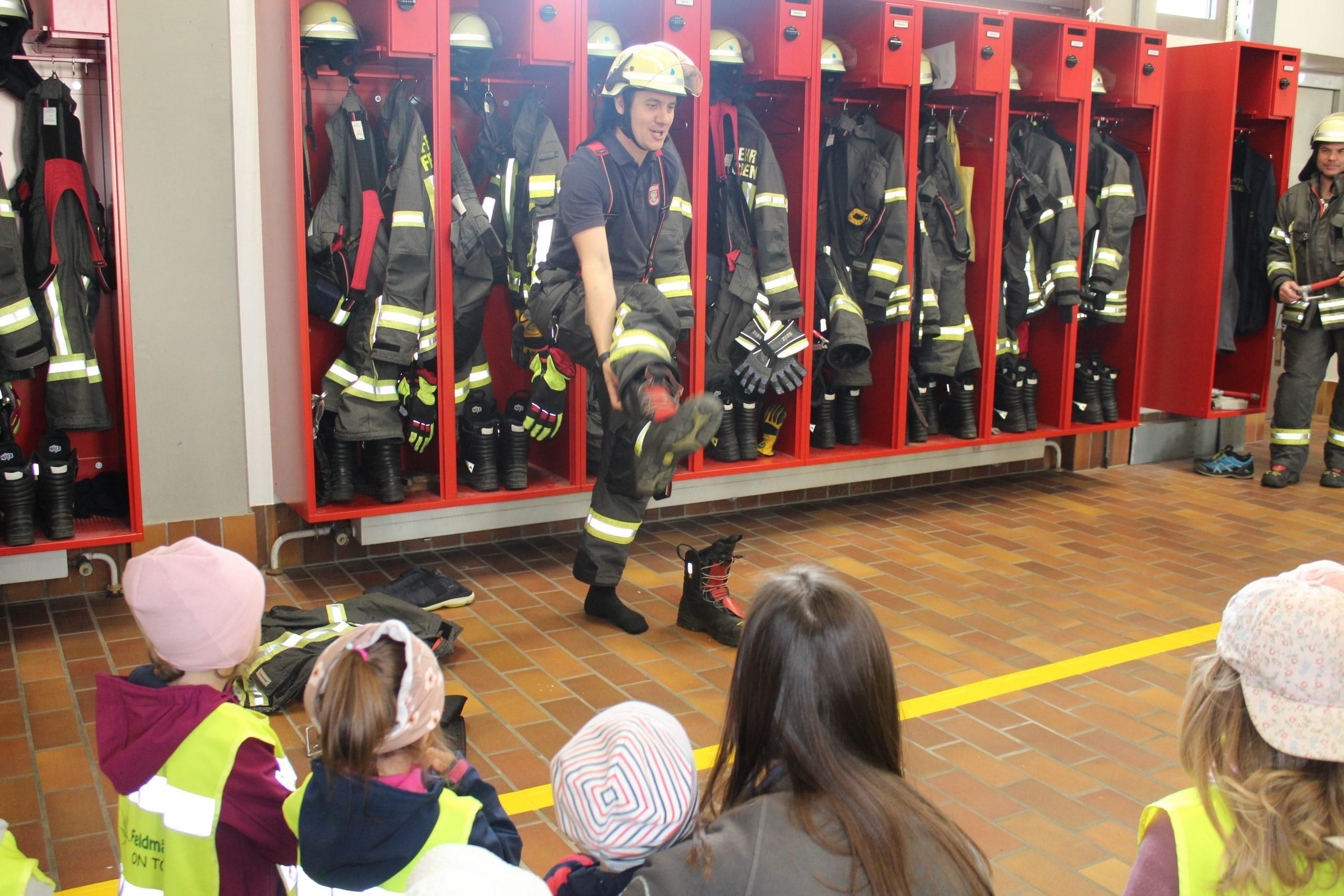 Kinder vor Feuerwehrfahrzeug