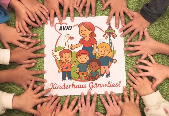 Logo mit Kinderhänden im Kreis