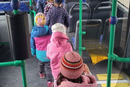 Hand in Hand zum Schulbusprofi – mit Geldhauser und Verkehrswacht