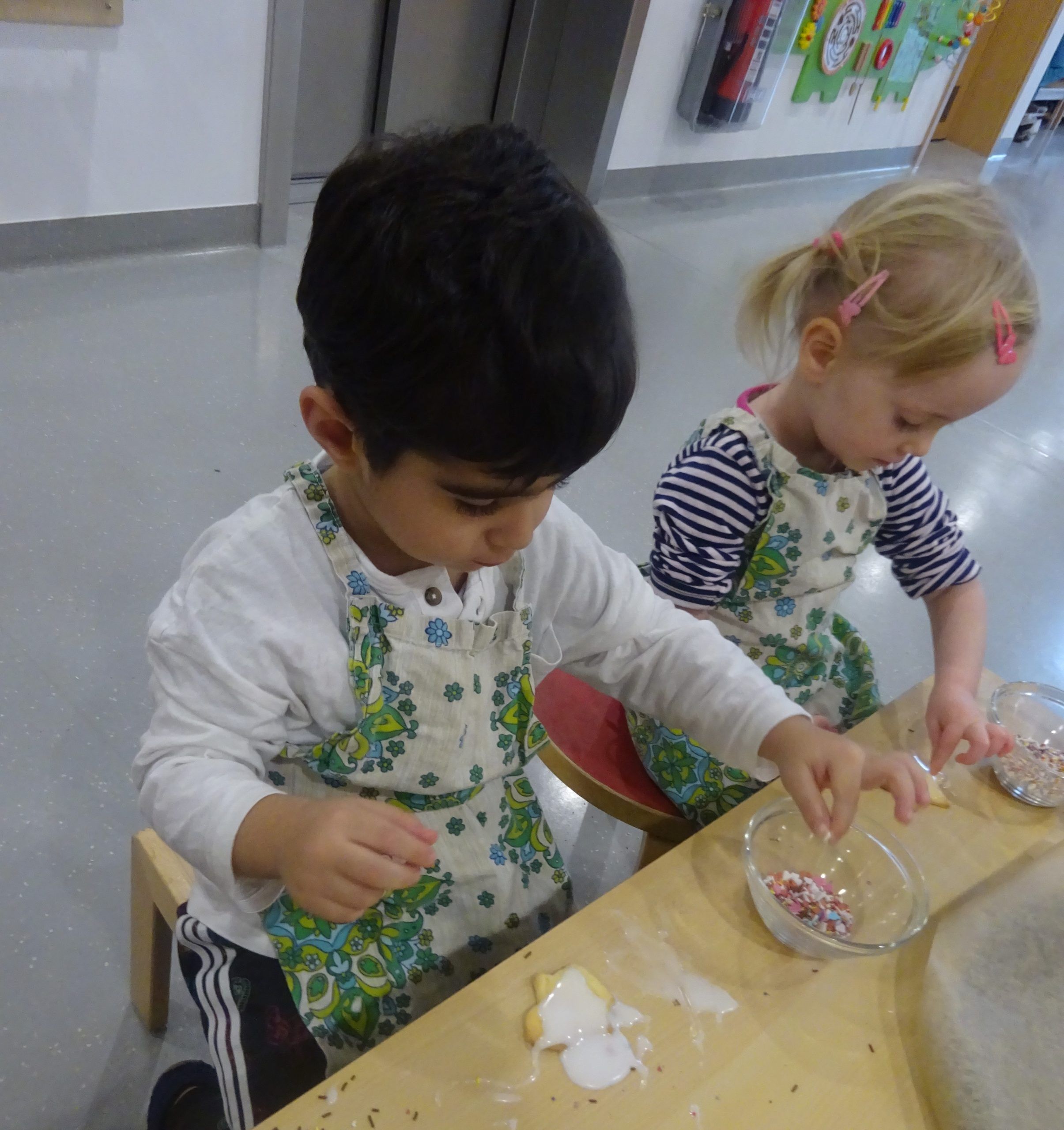 Kinder verzieren Plätzchen