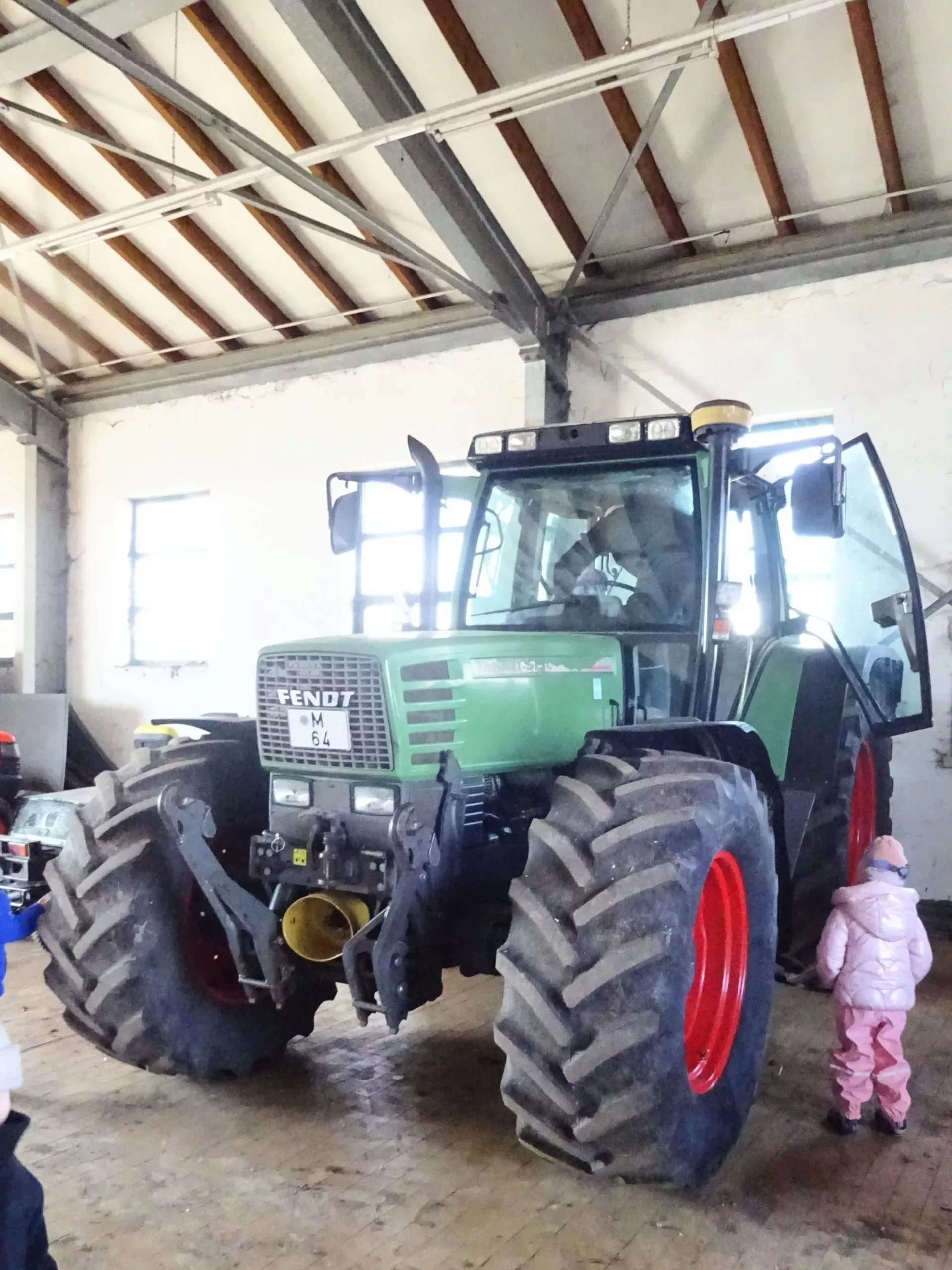 Kind bestaunt riesigen Traktor