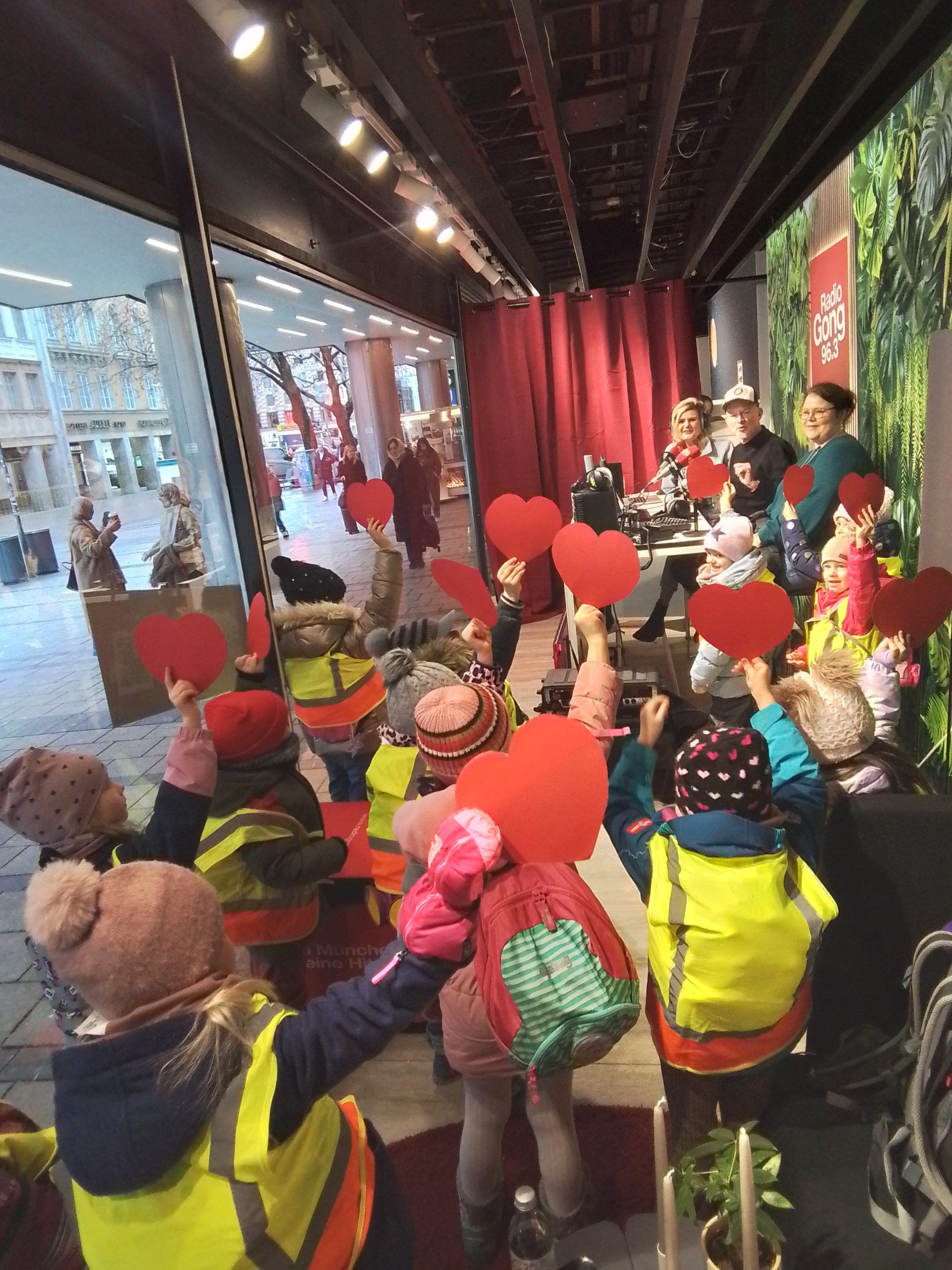 Kinder im Schaufenster