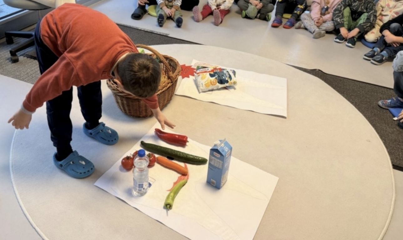 Kind sortiert Lebensmittel und Getränke