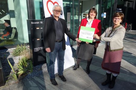 Grüne übergeben der AWO Spende für den Corona-Nothilfefonds im