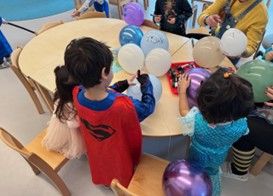 Kinder mit Luftballons