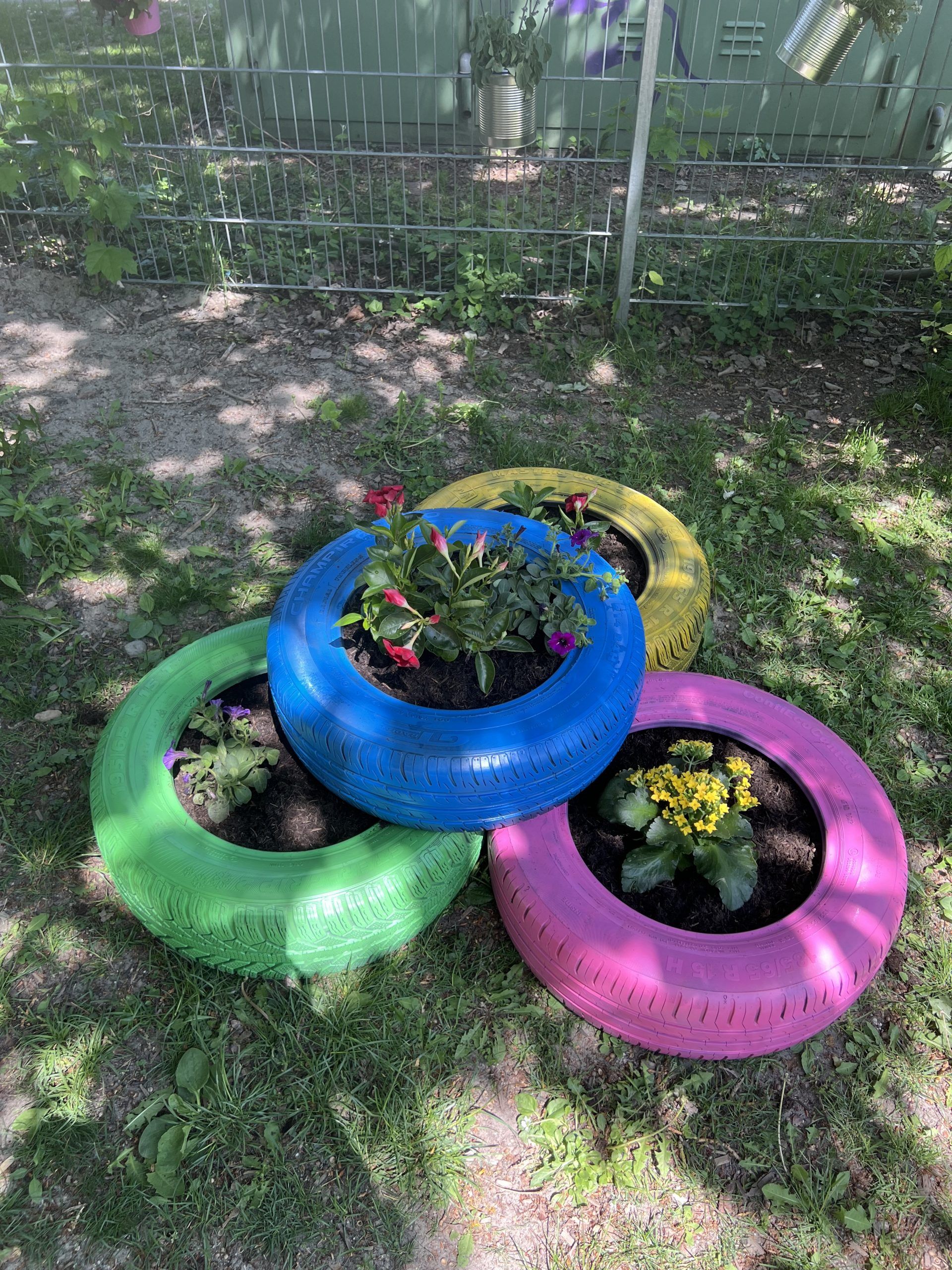 Blumenbeet aus alten Autoreifen