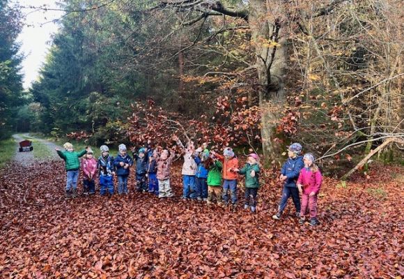 Kinder im herbstlichen Wald