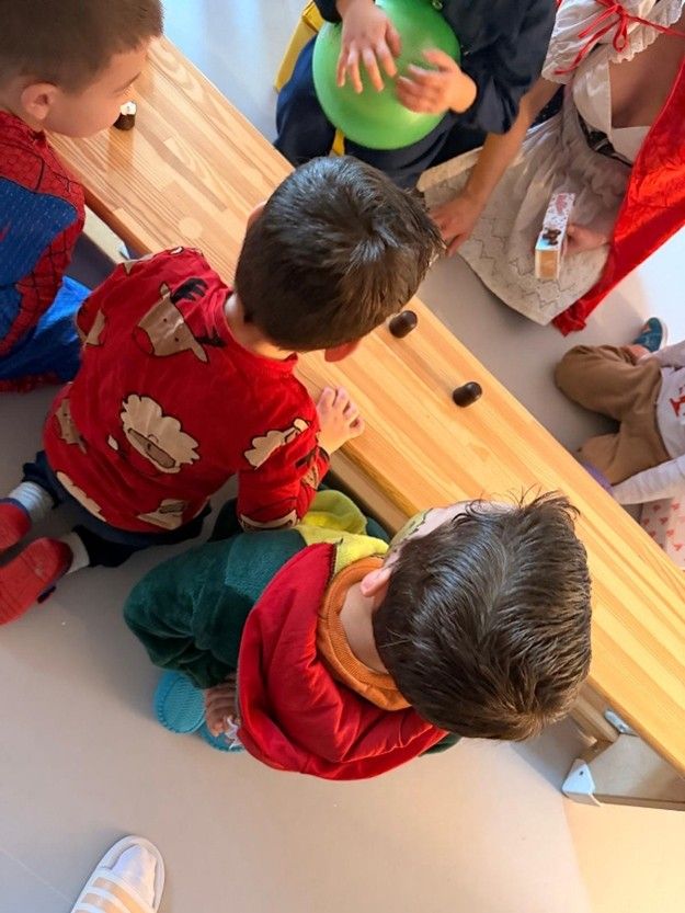 Kinder beim Schokokuss-Wettessen