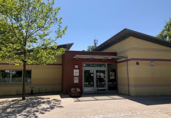 Gebäude der Krippe von außen