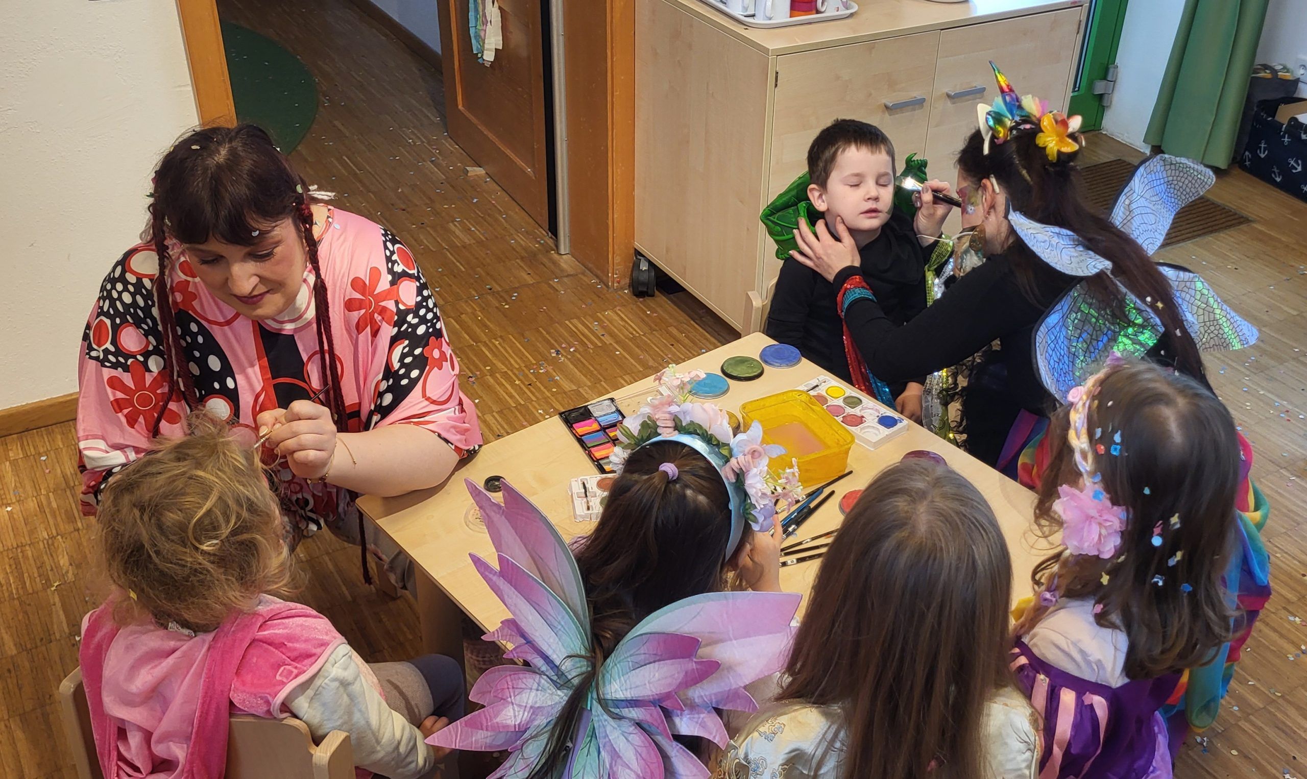 Kinder werden geschminkt