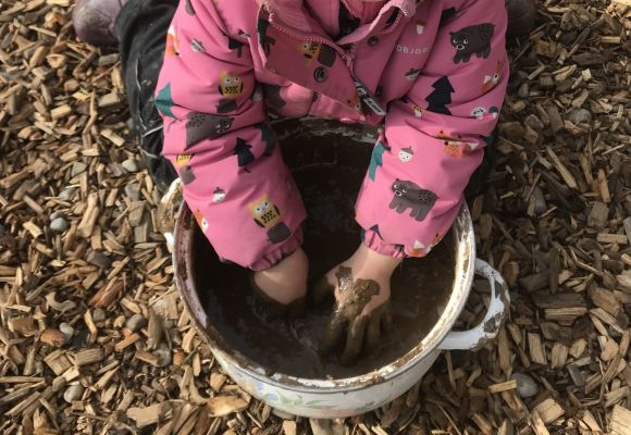 Kind matscht in Topf