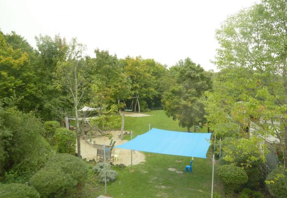 Garten mit Sonnensegel und Spielplatz
