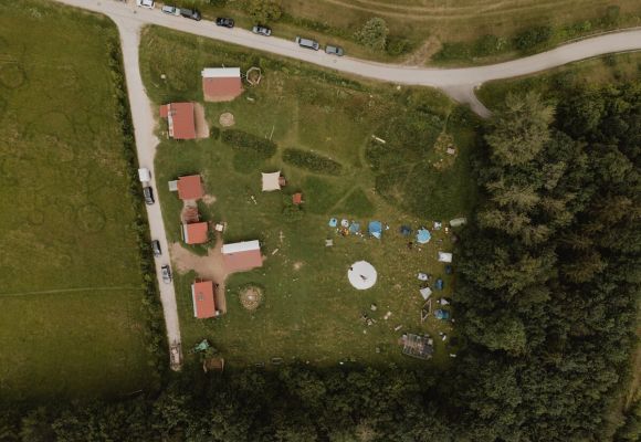 Aufnahme des Geländes mit Drohne von oben