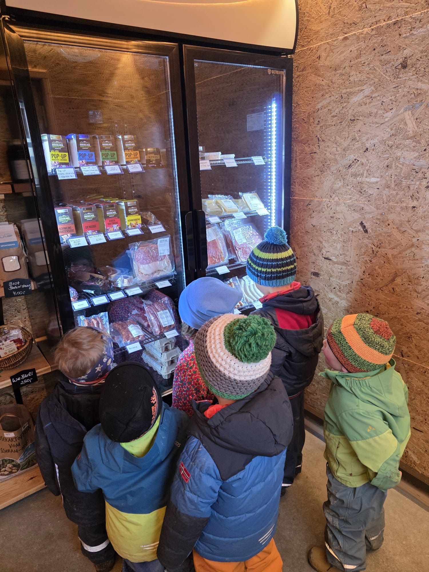 Kinder vor der Kühltheke