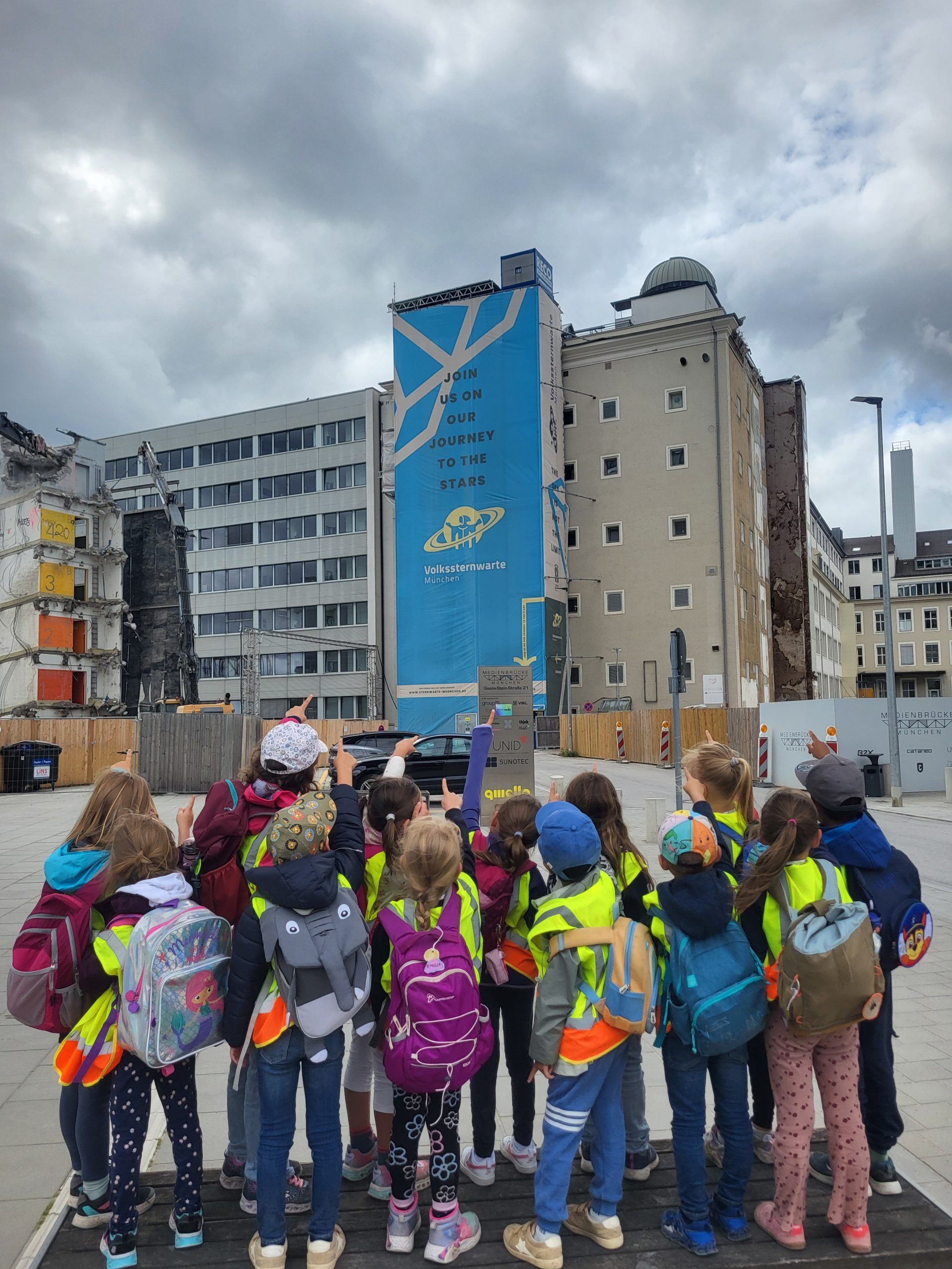Kindergartenkinder vor Sternwarte (Gebäude)