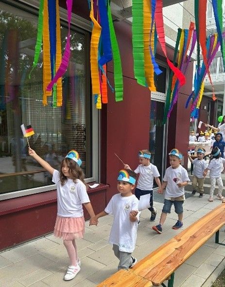 Kinder schwenken Länderfahnen