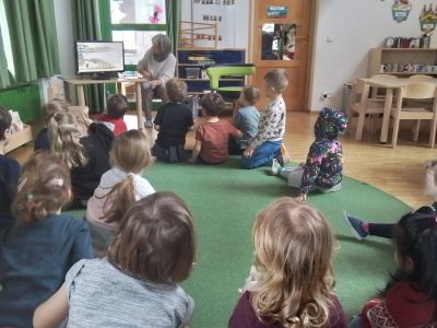 Bilderbuchkino, Schäfflertanz und bunter Regenbogenfasching im Kinderhaus Gänseliesl