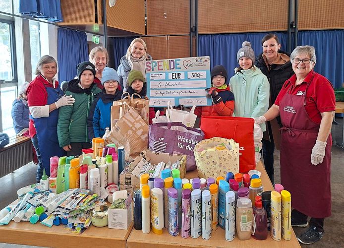 Spendenübergabe der Regenbogenvilla-Hortkinder an den Garchinger Tisch+