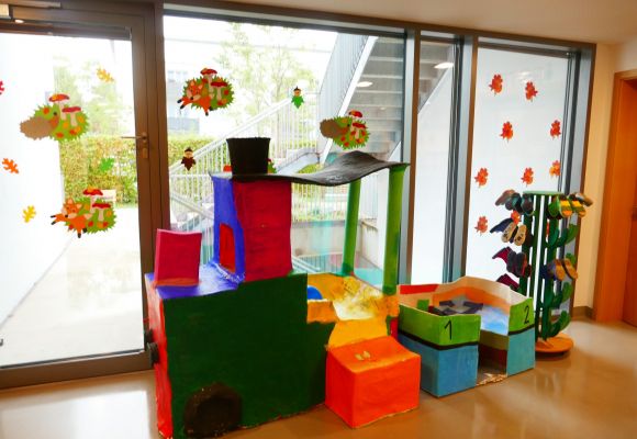 Innenraum mit Spielzeug-Kisten