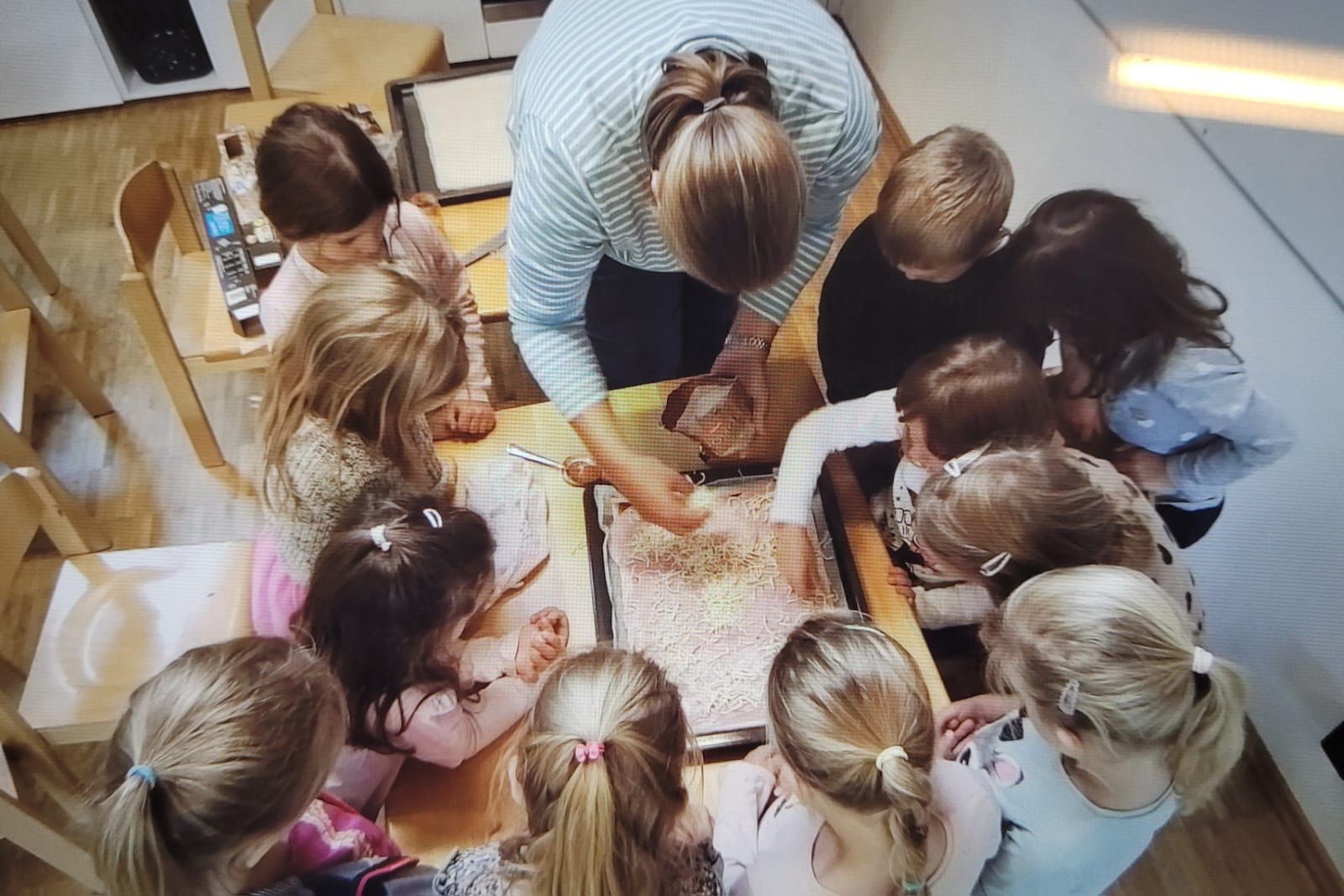 Kinder basteln mit Betreuerin
