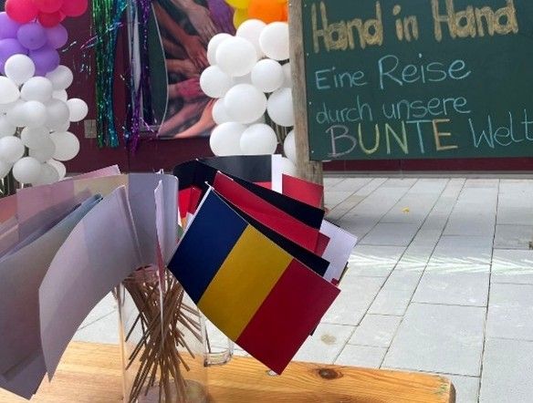 Verschiedene Fahnen in einem Glas