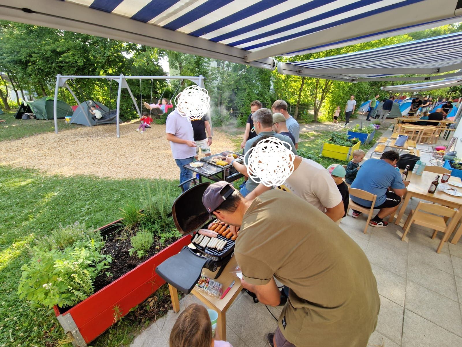 Papas mit Kindern im Garten