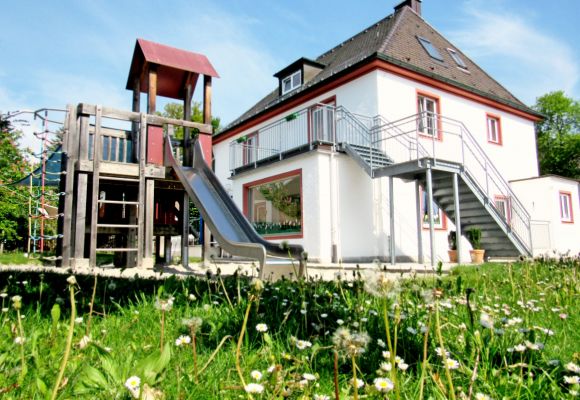 Villa Bamini, Haus mit Spielplatz