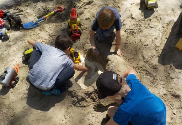 Kinder spielen im Sandkasten