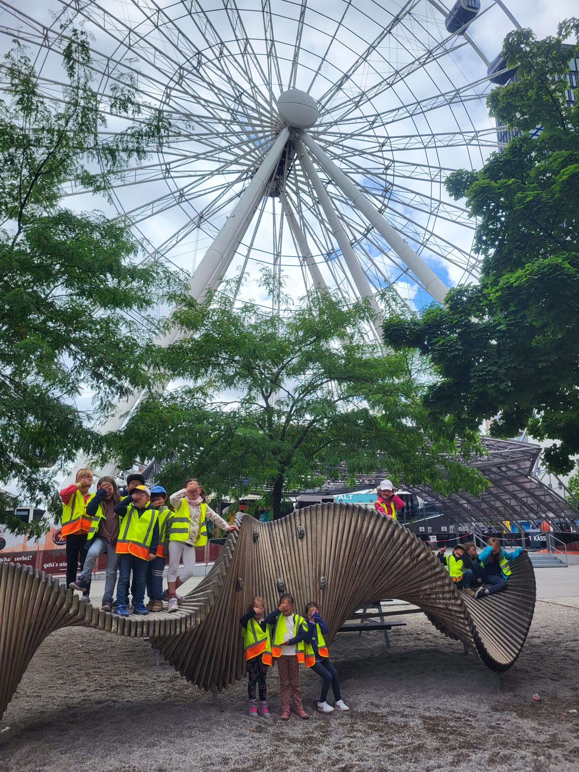Kindergartenkinder vor Riesenrad