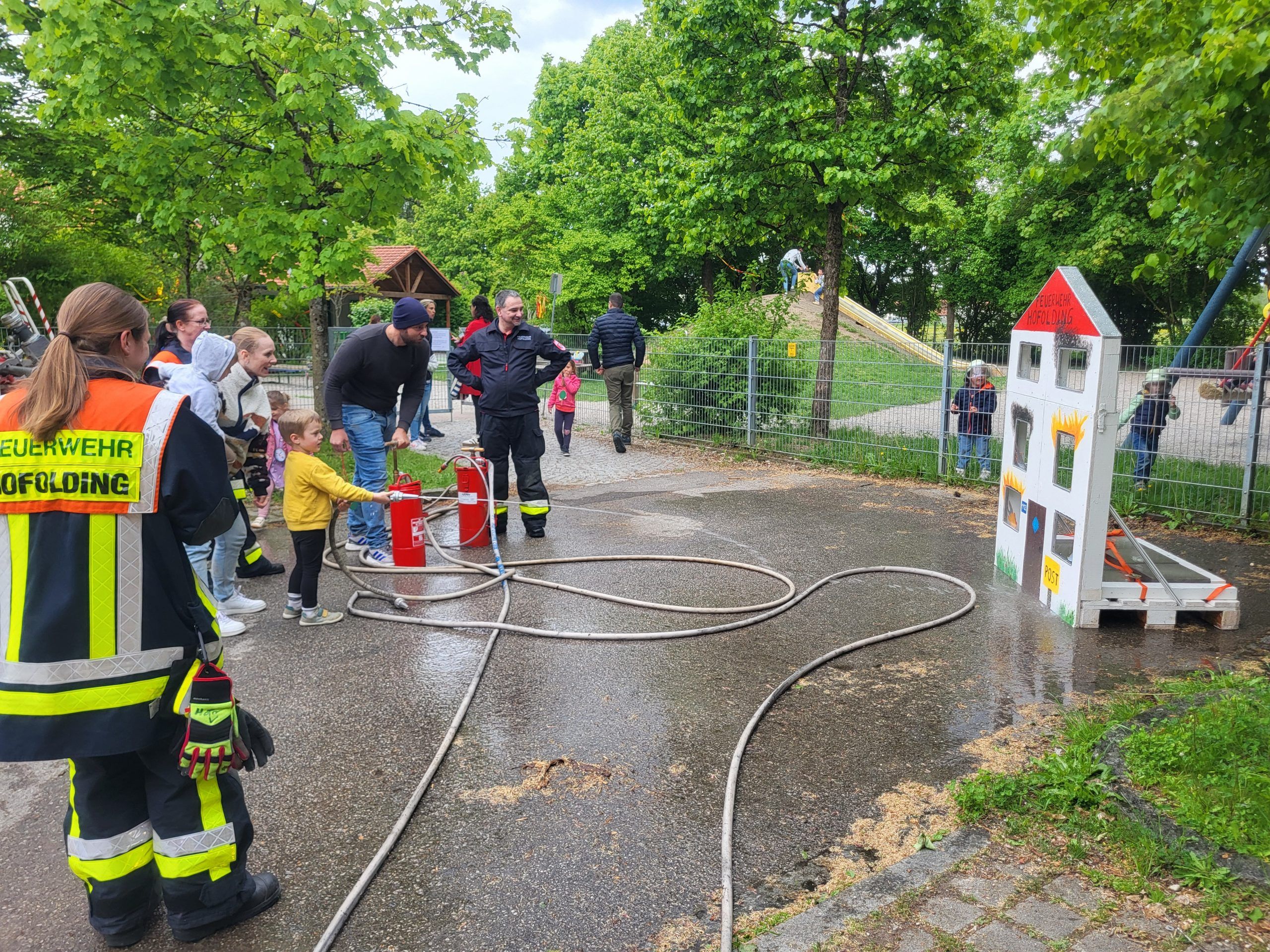 Spiele an der Löschwand mit Schlauch