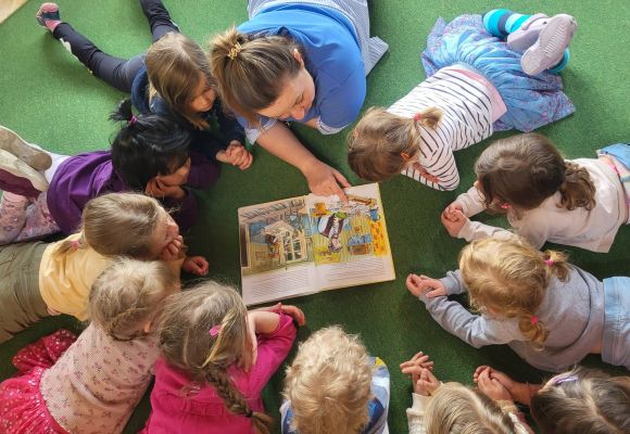 Kinder bekommen Buch vorgelesen