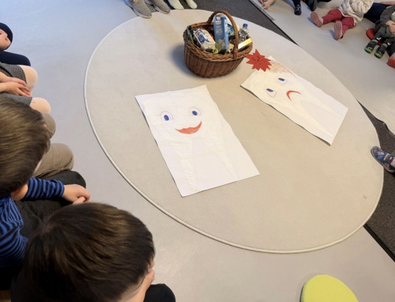 Bilder mit glücklichem und traurigem Zahn