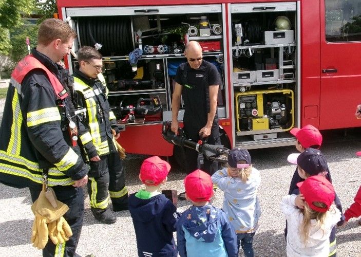 Kinder vor Feuerwehrauto