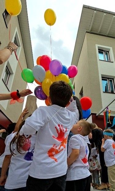 Kinder mit Luftballons