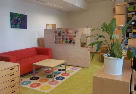 Innenraum des Hortes mit Sofa-Ecke