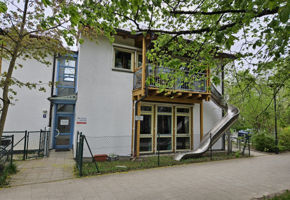 Haus von außen mit Rutsche