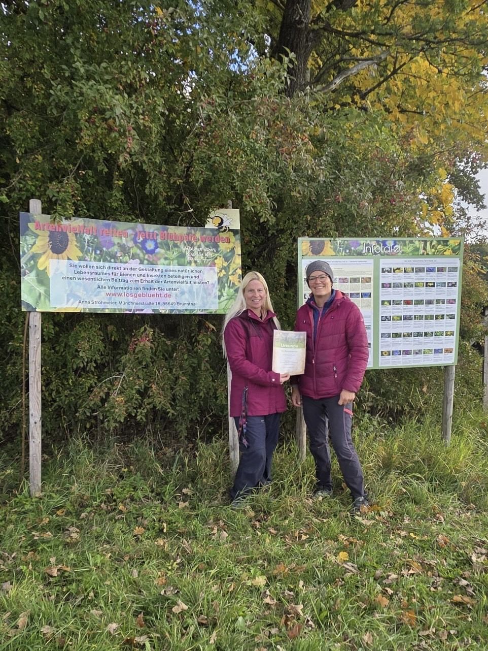 Leitung Sabine Binderberger (l.) freut sich über Blühpatenschaft