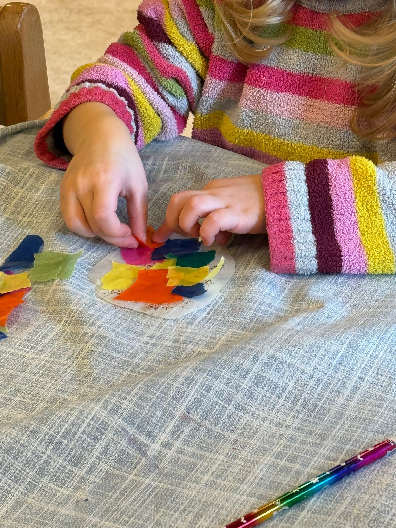 Mädchen bastelt für Ostern