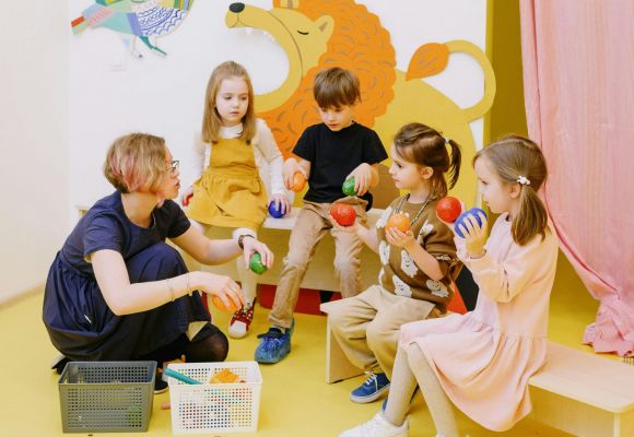 Erzieherin im Kreis mit Kindern