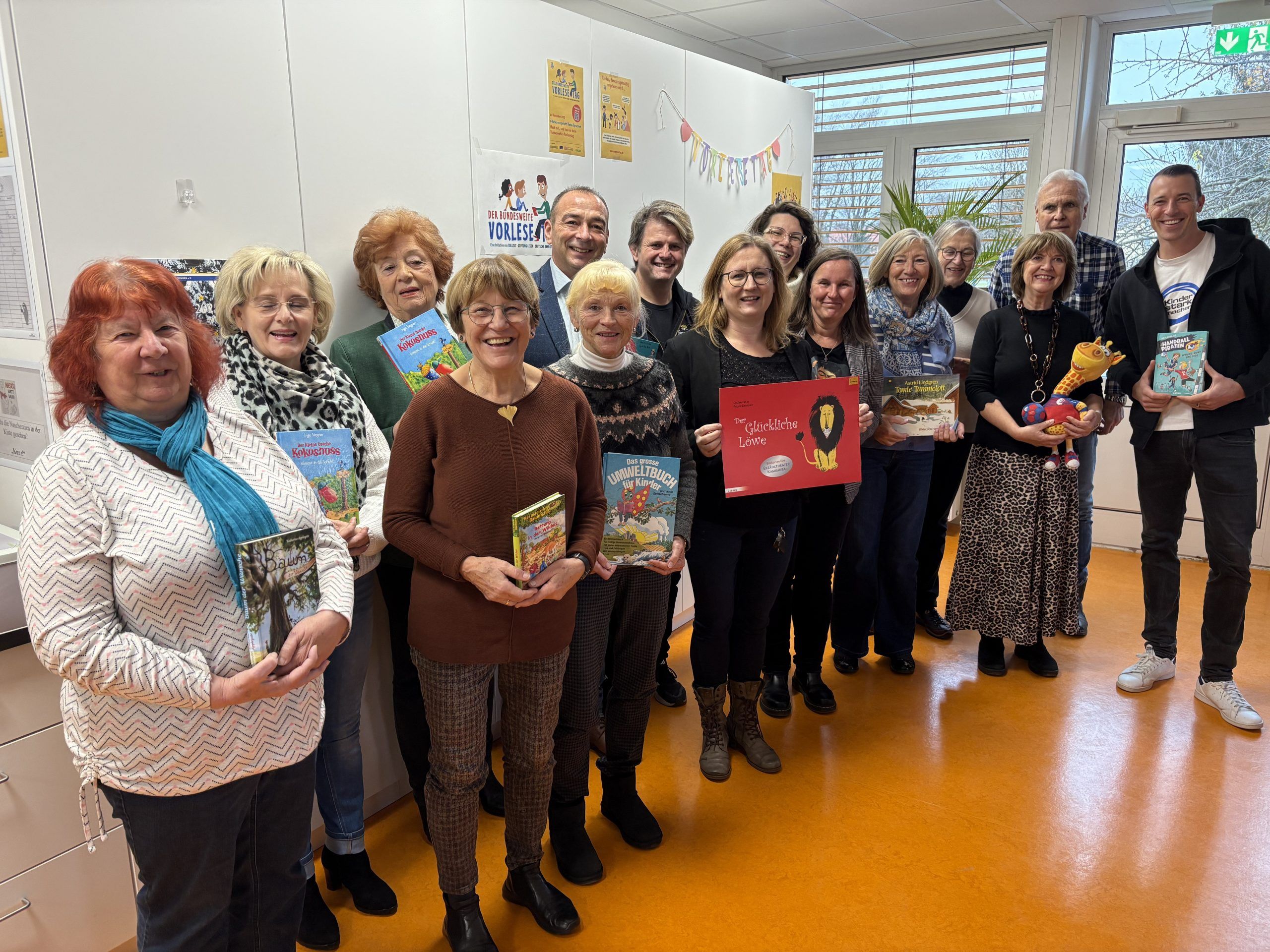 Viele lesebegeisterte Vorleserinnen und Vorleser kamen anlässlich des Bundesweiten Vorlesetages an die Grundschule Oberschleißheim